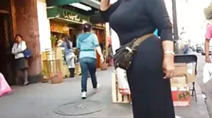 Une ado amateur brune suce une grosse film porographique bite devant la caméra