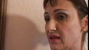 La vidéos de porno gratuit femme utilise des hommes pour lubrifier la sangle et la broche