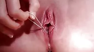 Peau pâle lesbienne video gratuit Cheveux foncés Bouclés Poilu