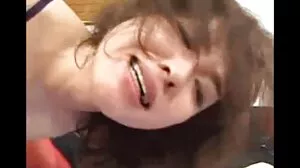 Busty Gilf se sexe tukife fait baiser dans la cuisine